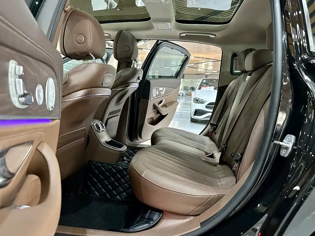Mercedes-Benz E-Class — миниатюра 11