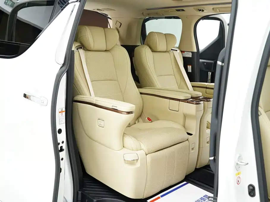 Toyota Alphard — миниатюра 21