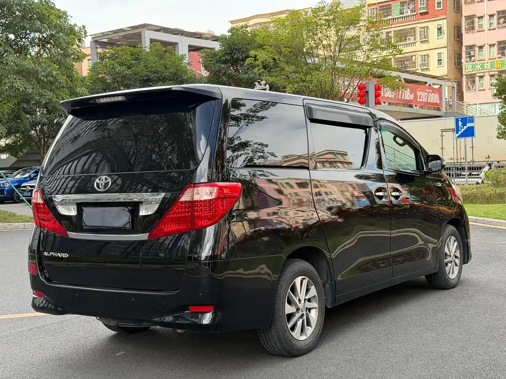 Toyota Alphard — миниатюра 9