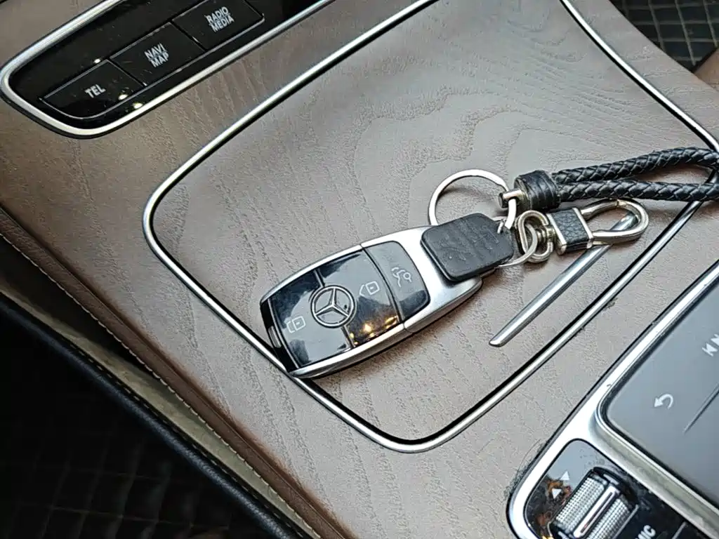 Mercedes-Benz E-Class — миниатюра 9
