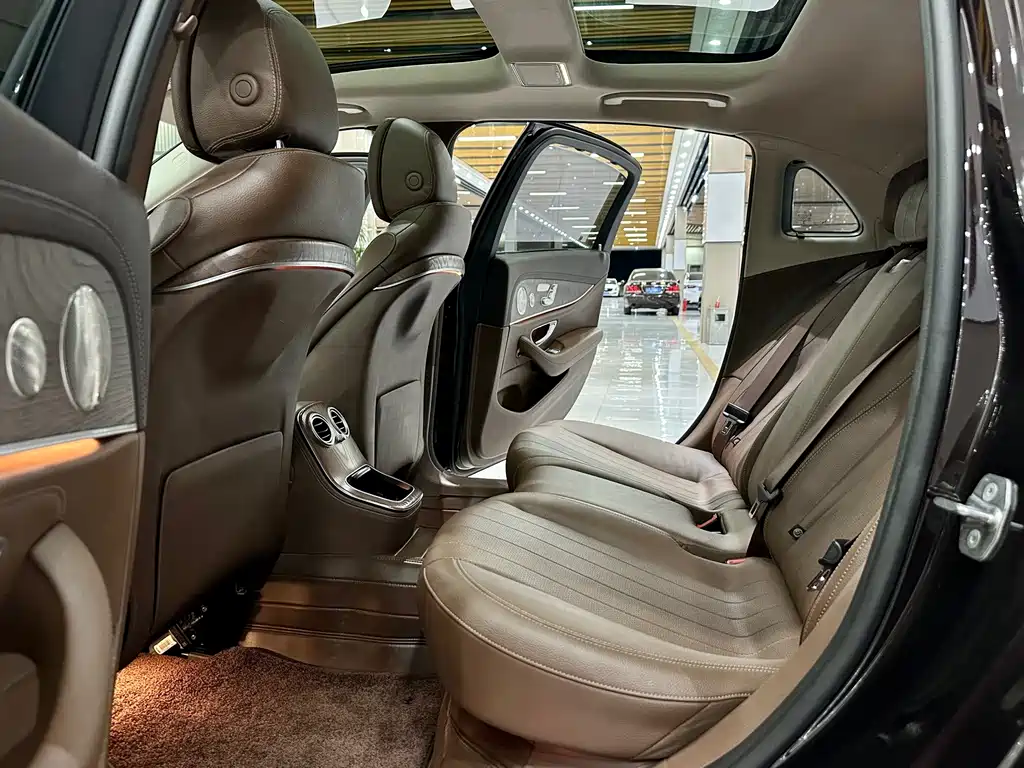 Mercedes-Benz E-Class — миниатюра 12