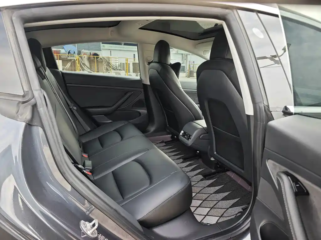 Tesla Model 3 — миниатюра 14