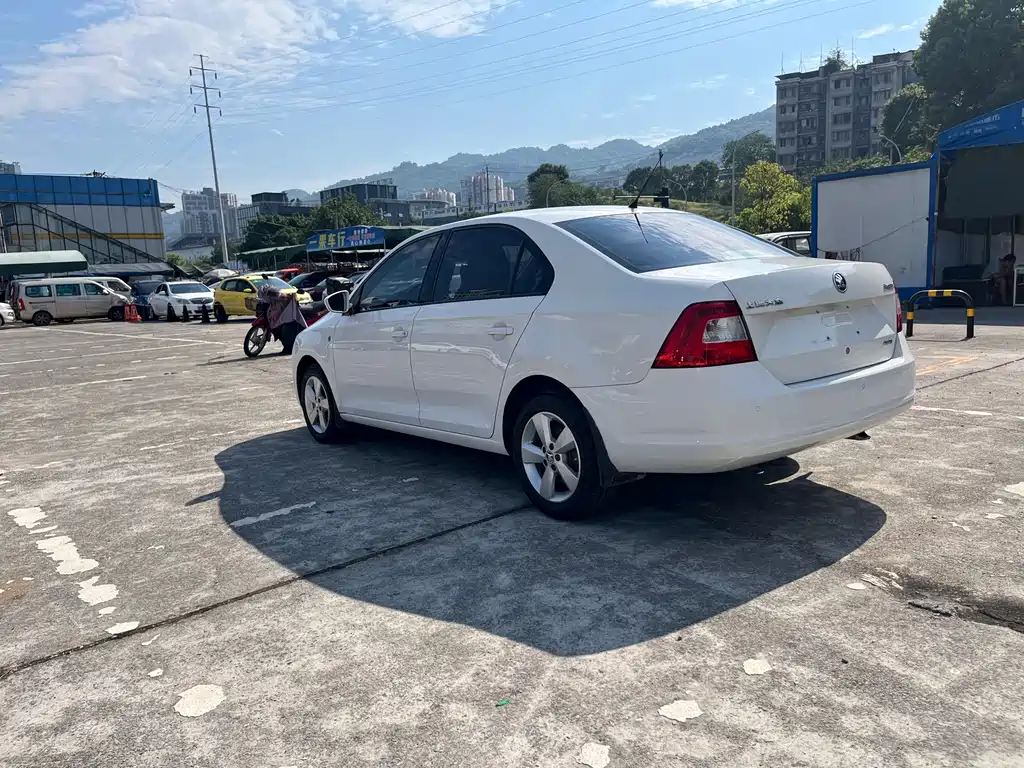 Skoda Rapid — миниатюра 8