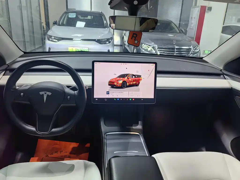 Tesla Model Y — миниатюра 7