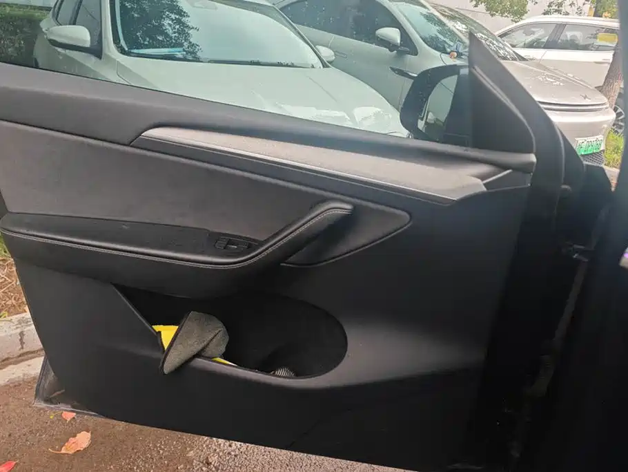 Tesla Model Y — миниатюра 7