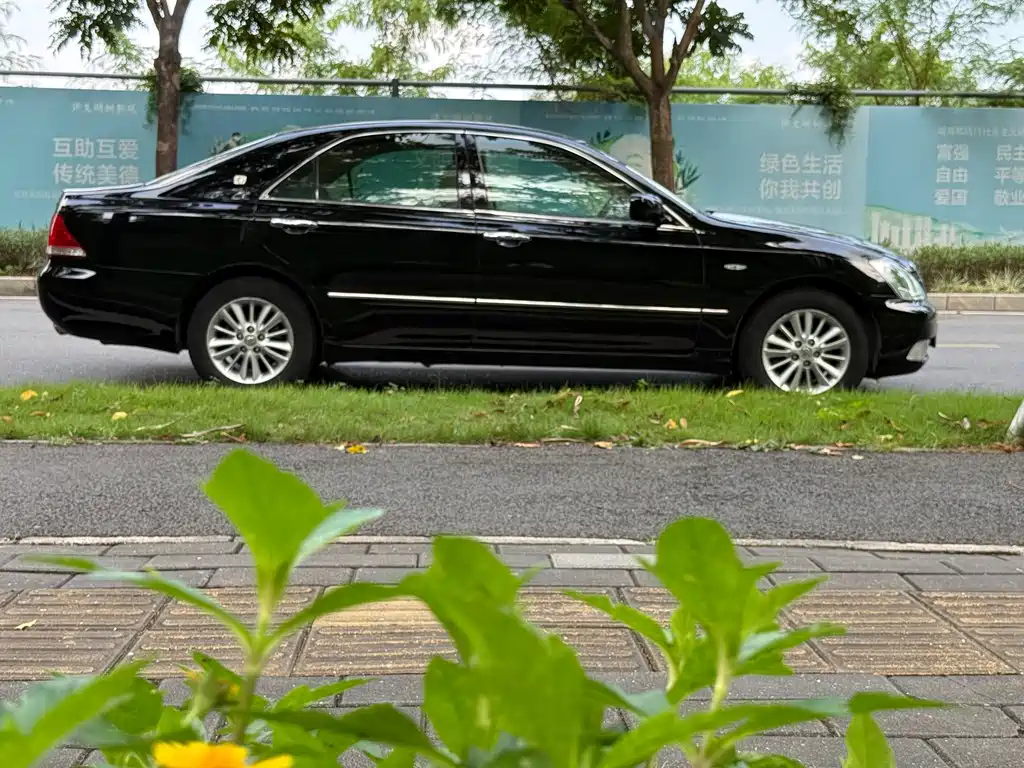 Toyota Crown — миниатюра 7