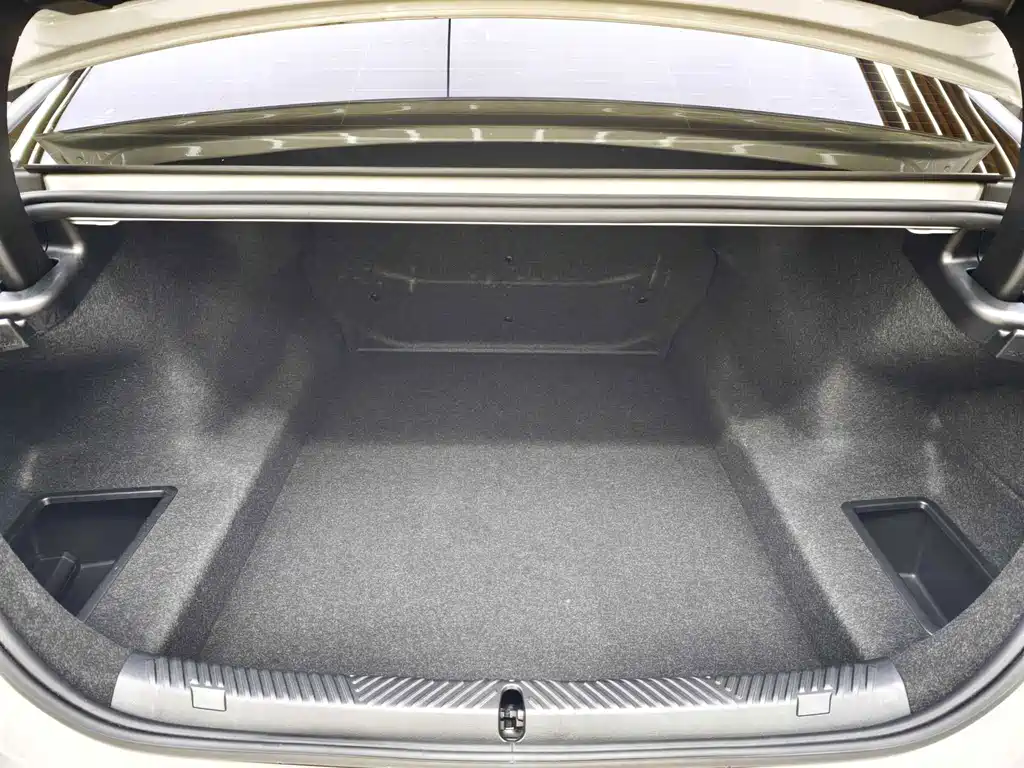 BMW 5 Series — миниатюра 9