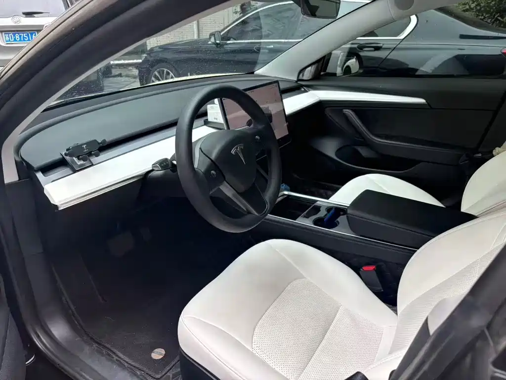 Tesla Model 3 — миниатюра 4