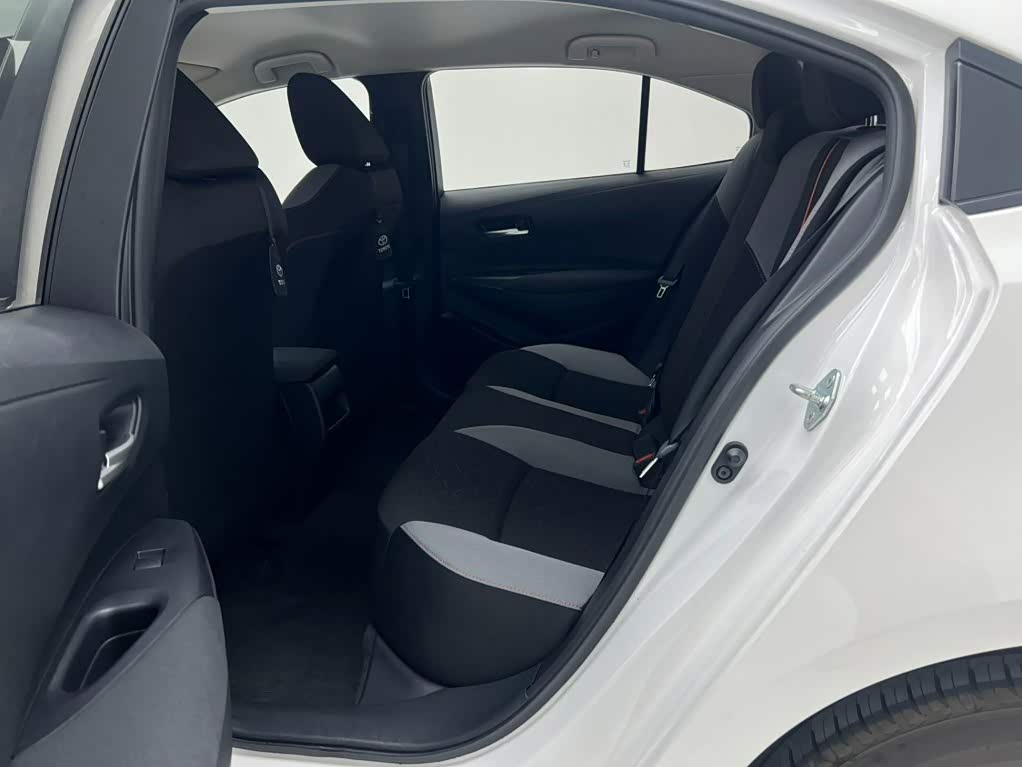 Toyota Corolla 1.2 л 2023 г. Белый, пробег 38000 км