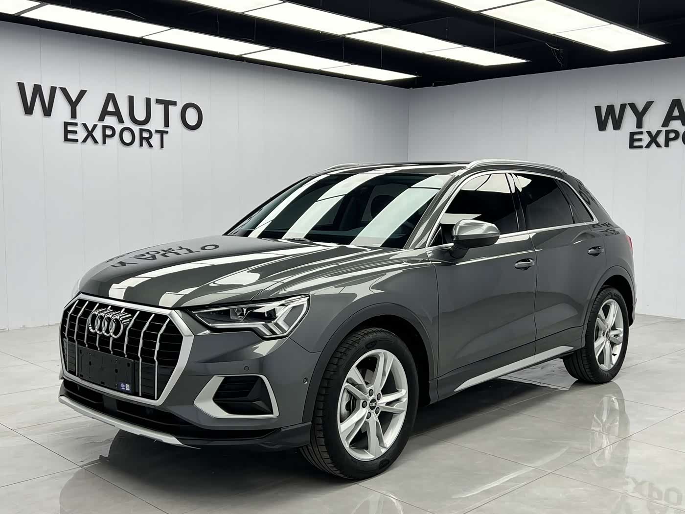Audi Q3 1.4 л 2023 г. Серебристо-серый, пробег 43000 км