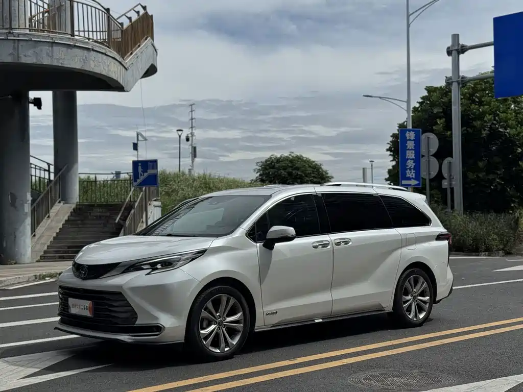 Toyota Sienna 2023 2.5L