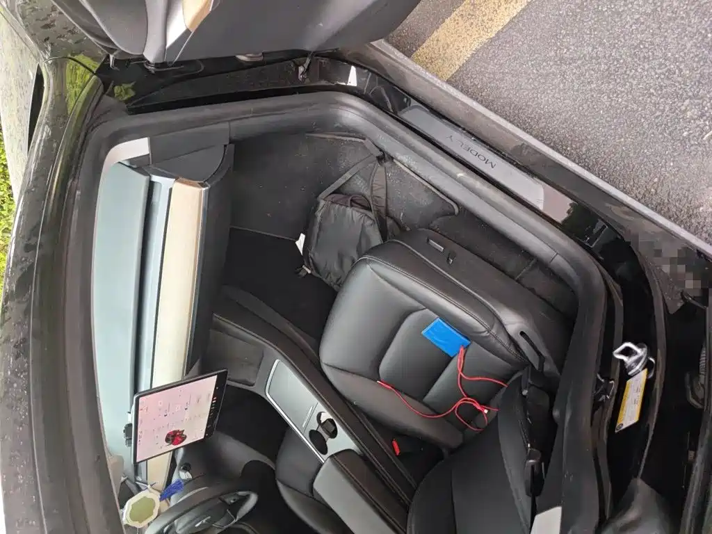Tesla Model Y — миниатюра 17