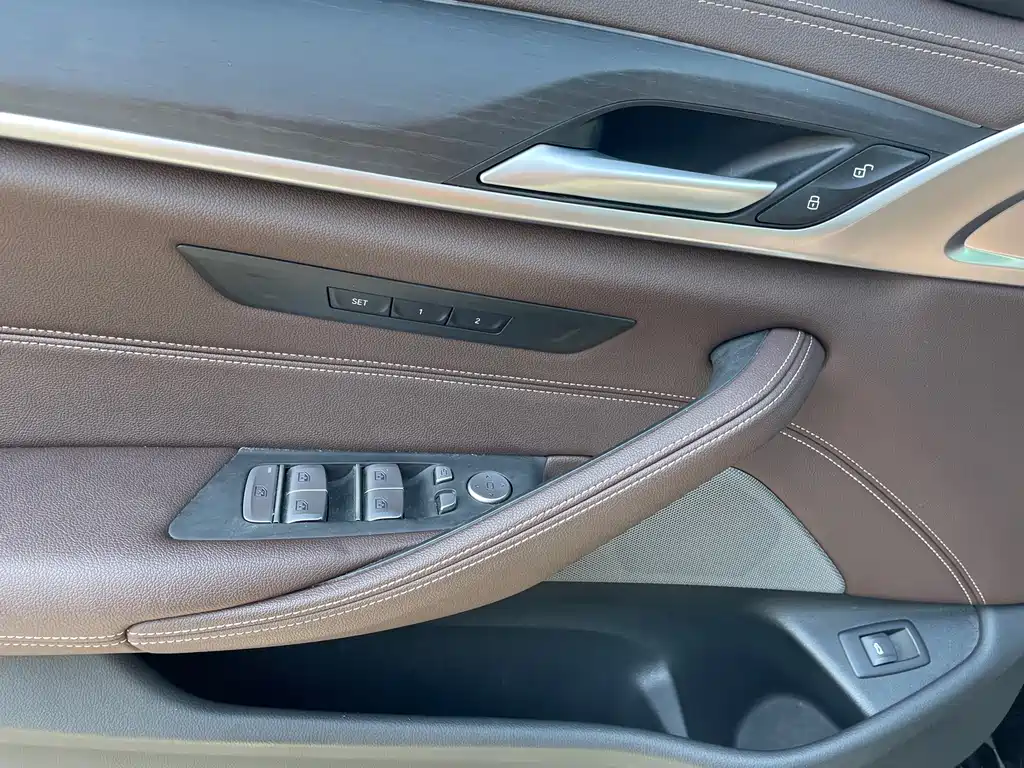 BMW 5 Series — миниатюра 7