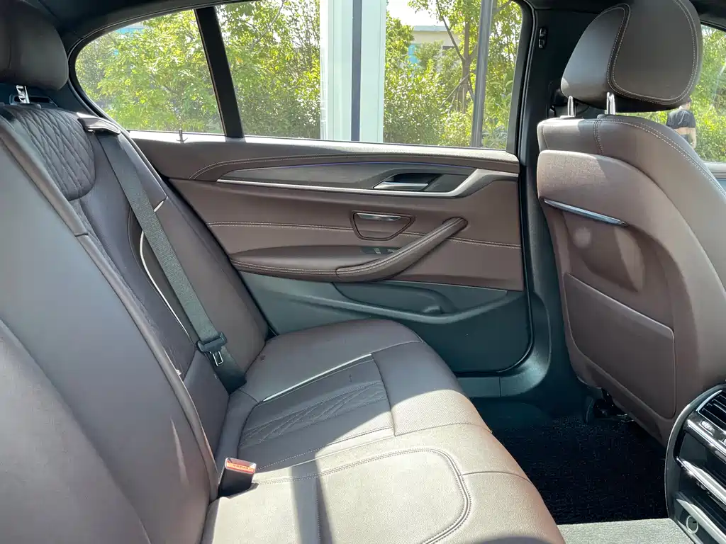 BMW 5 Series — миниатюра 14