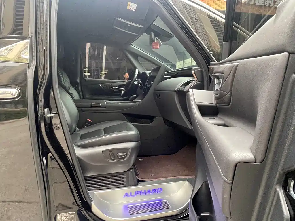 Toyota Alphard — миниатюра 9