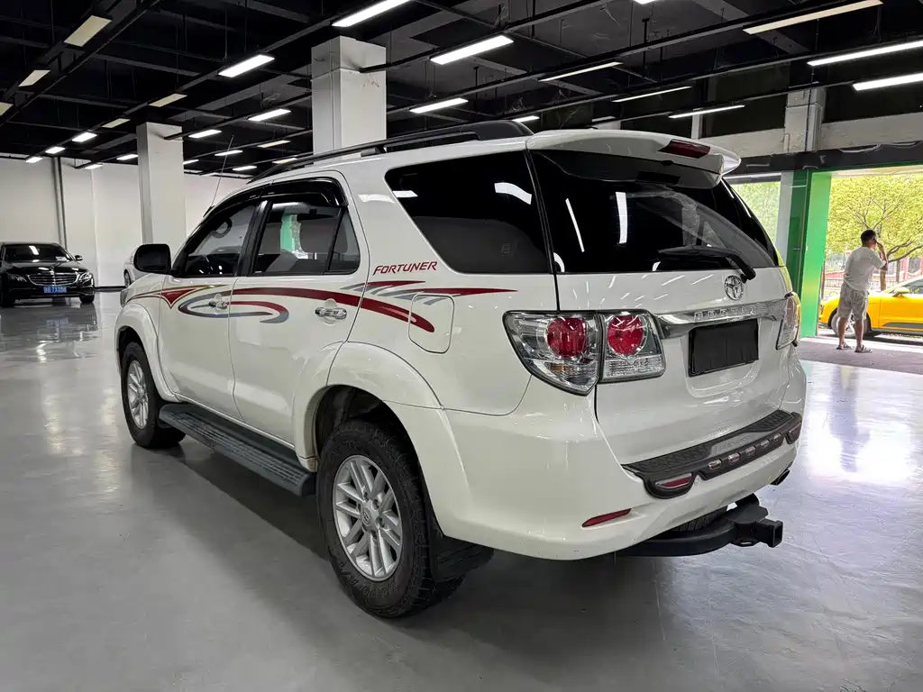 Toyota Fortuner — миниатюра 11