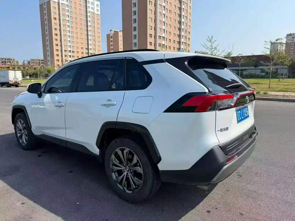 Toyota RAV4 — миниатюра 7