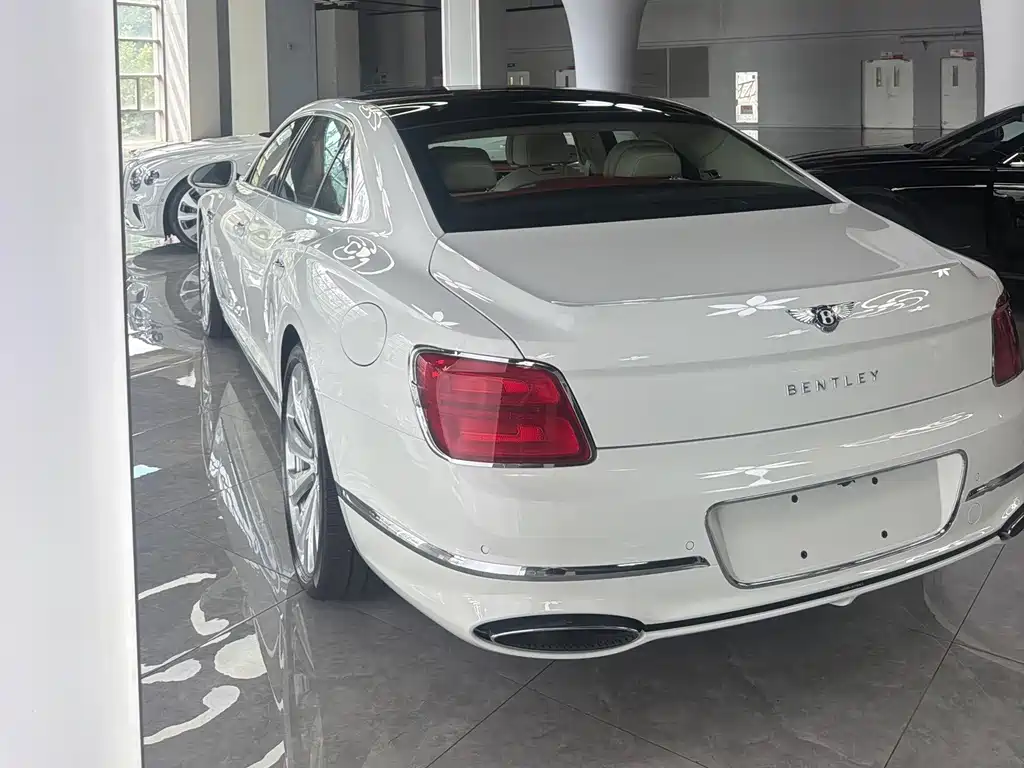 Bentley Flying Spur PHEV — миниатюра 13