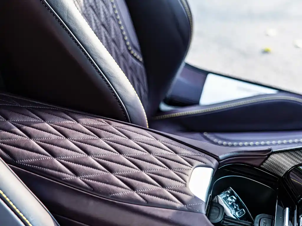 Aston Martin DB12 — миниатюра 9