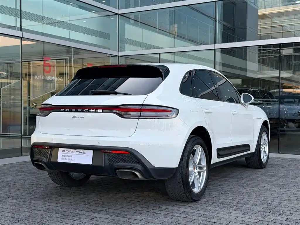 PORSCHE MACAN