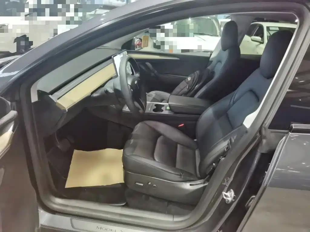 Tesla Model Y — миниатюра 15