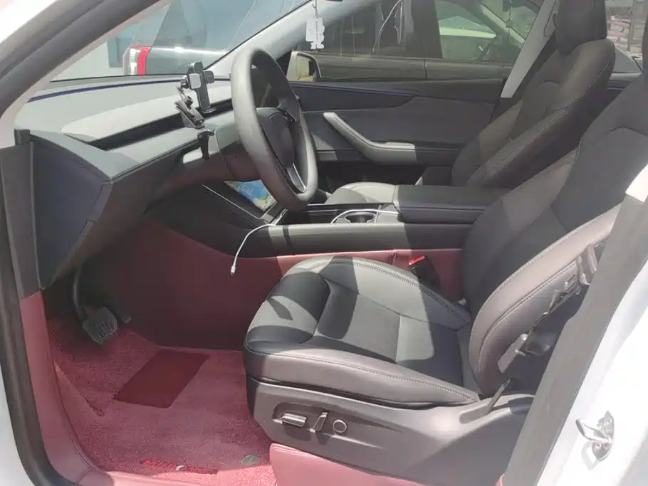 Tesla Model Y — миниатюра 9
