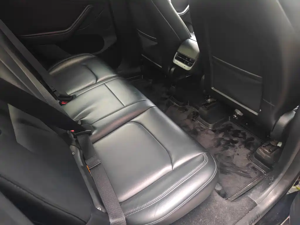 Tesla Model Y — миниатюра 10