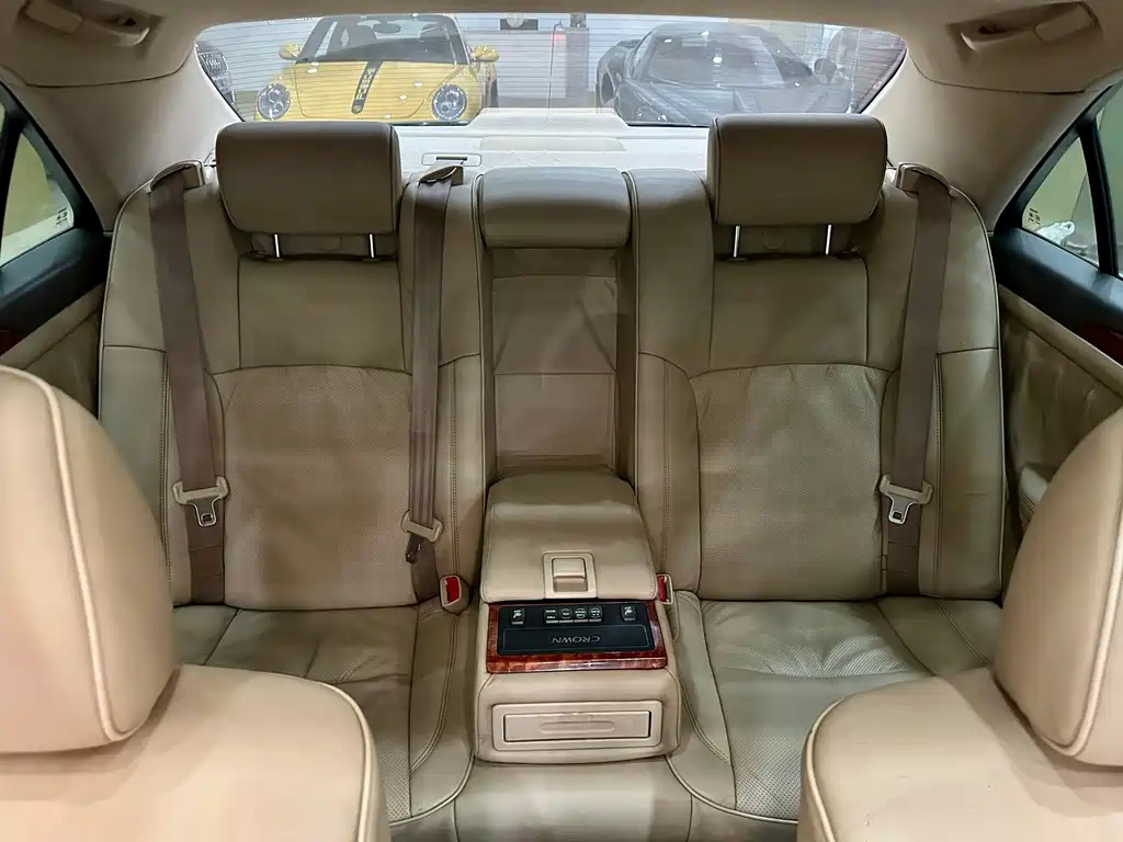 Toyota Crown — миниатюра 12