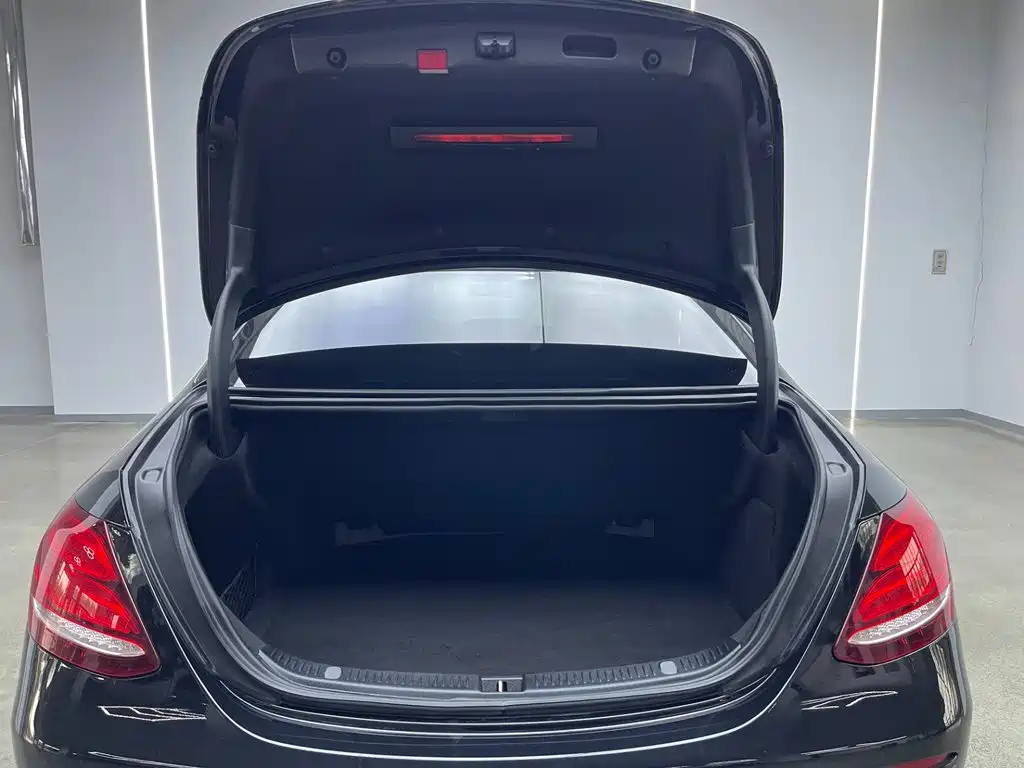 Mercedes-Benz E-Class — миниатюра 8