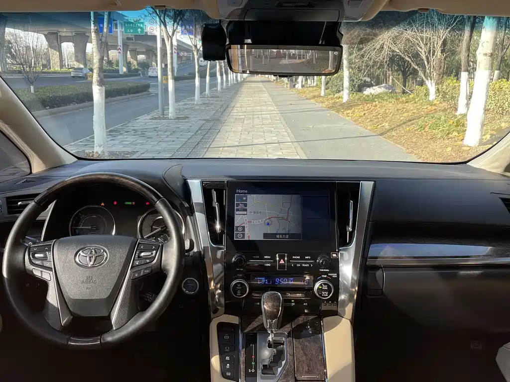 Toyota Vellfire — миниатюра 6