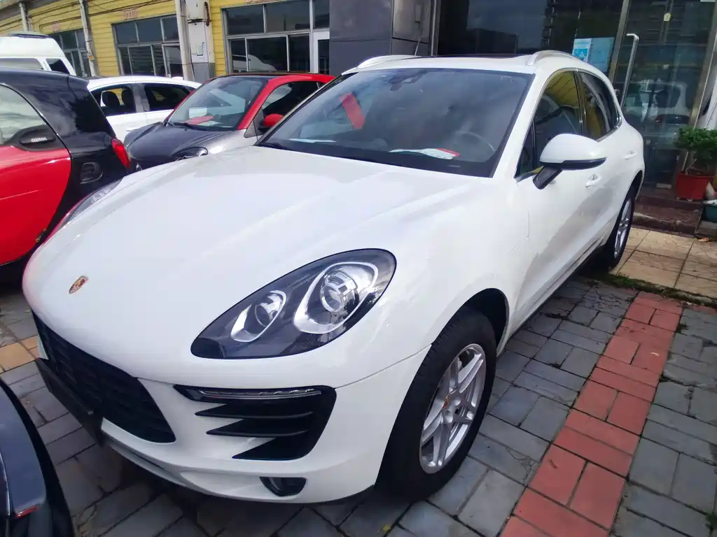 PORSCHE MACAN