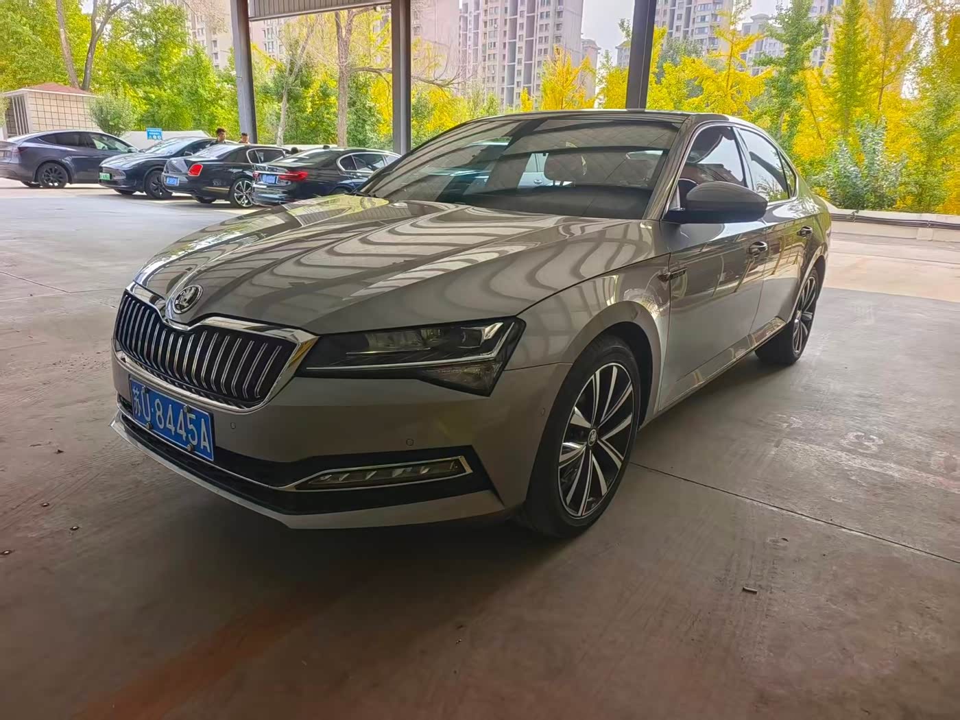 Skoda Superb 1.4 л 2023 г. шампань/коричневый, пробег 14000 км