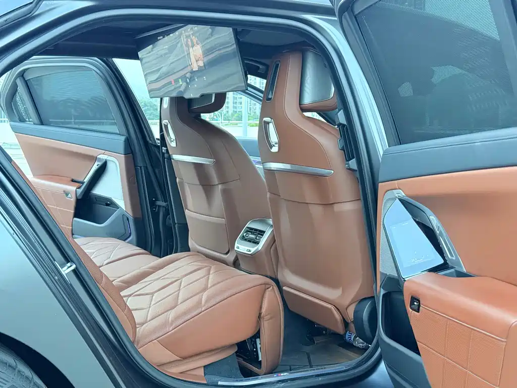 BMW 7 Series — миниатюра 7