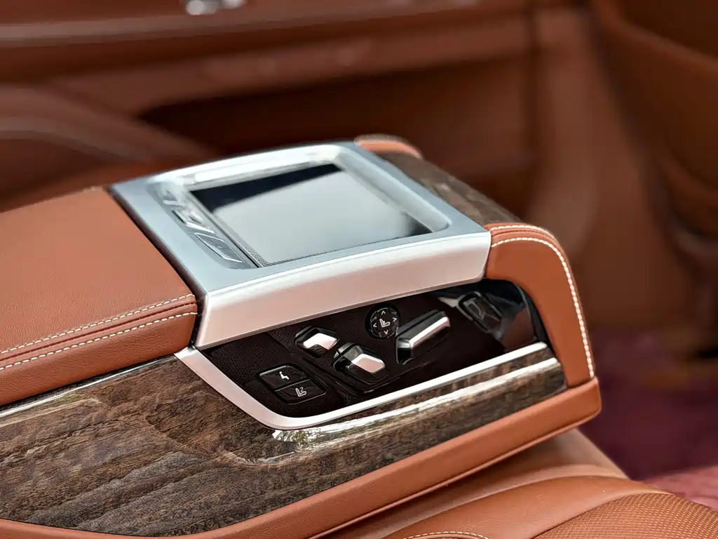 BMW 7 Series — миниатюра 12