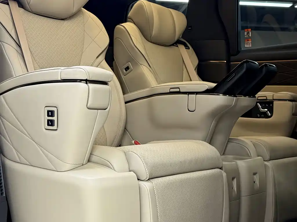 Toyota Alphard — миниатюра 10