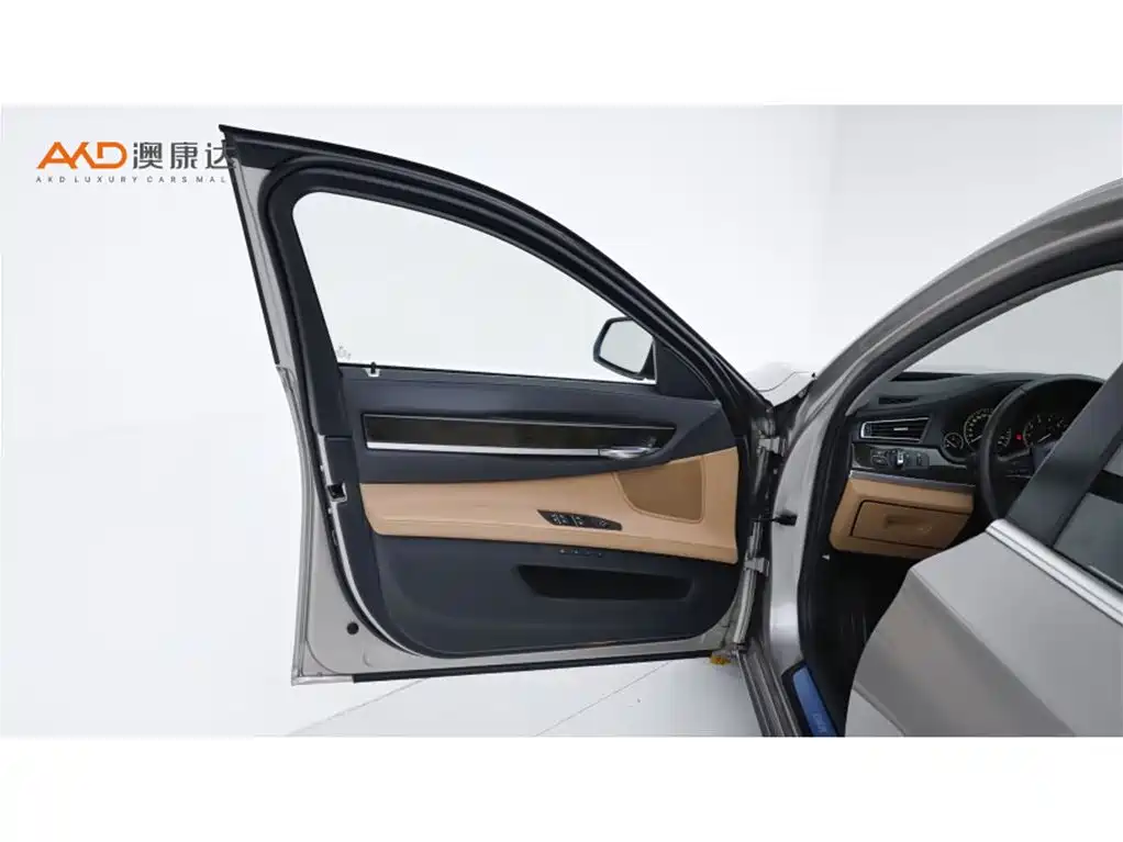 BMW 7 Series — миниатюра 10