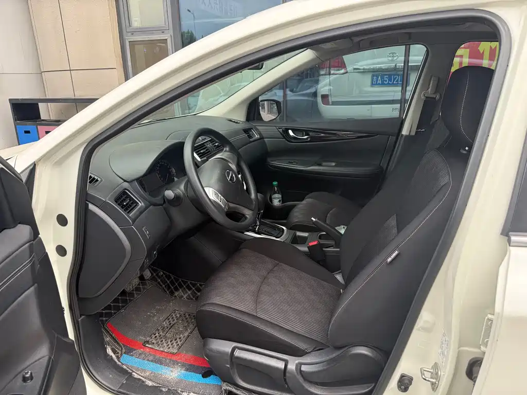 Nissan Tiida — миниатюра 7
