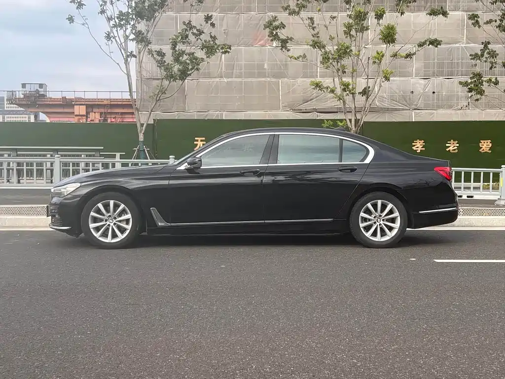 BMW 7 Series — миниатюра 2