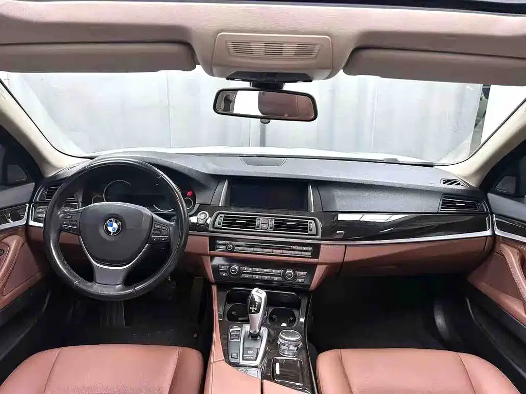 BMW 5 Series — миниатюра 9