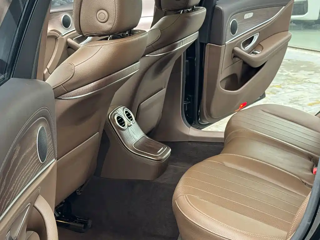 Mercedes-Benz E-Class — миниатюра 10