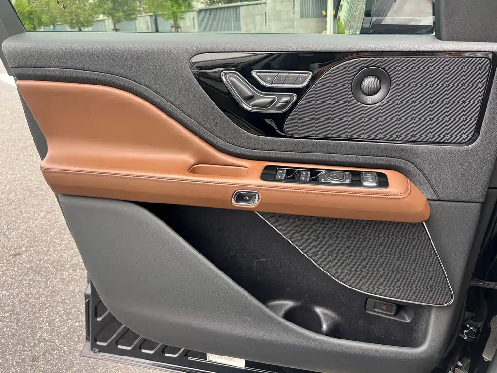 Lincoln Aviator — миниатюра 29