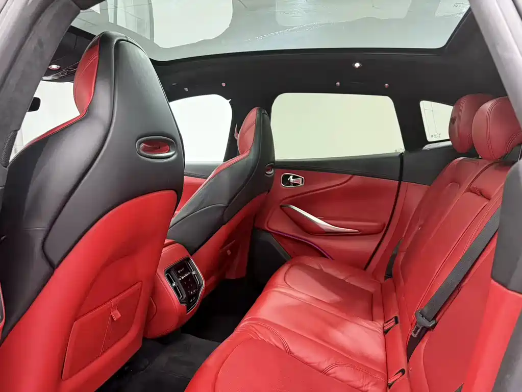 Aston Martin DBX 2022 4.0T V8