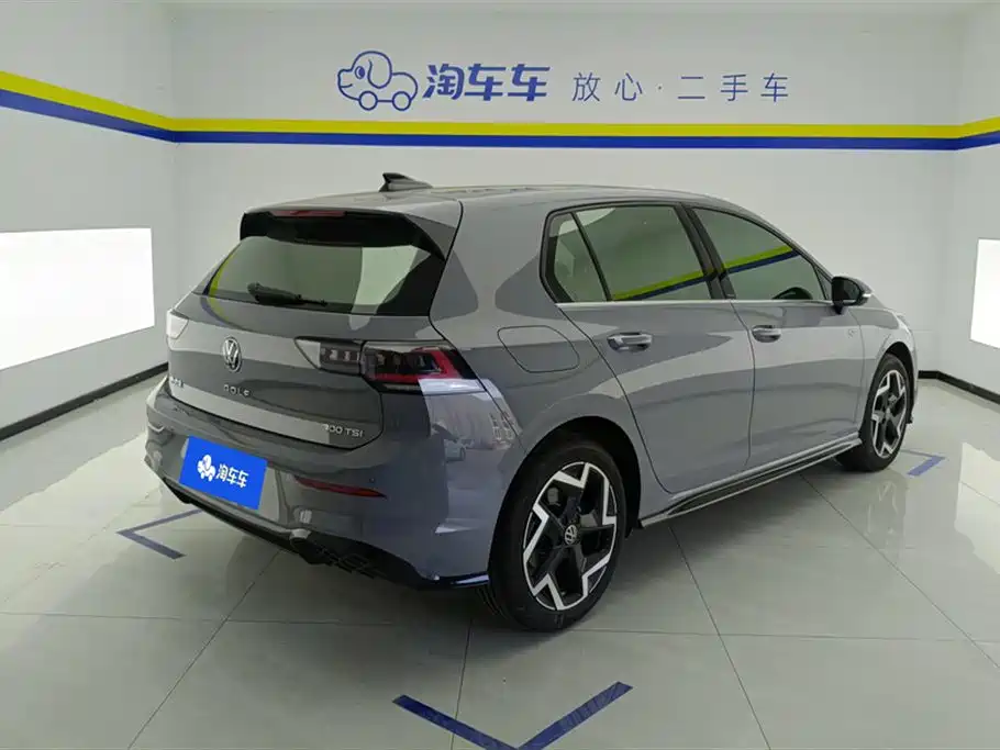 Volkswagen Golf 2025 300TSI R-Line