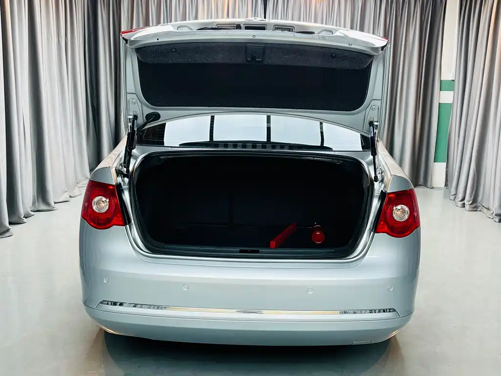 Volkswagen Sagitar 2011 1.6L MT