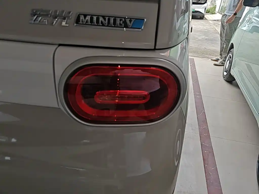 Wuling MINIEV — миниатюра 8