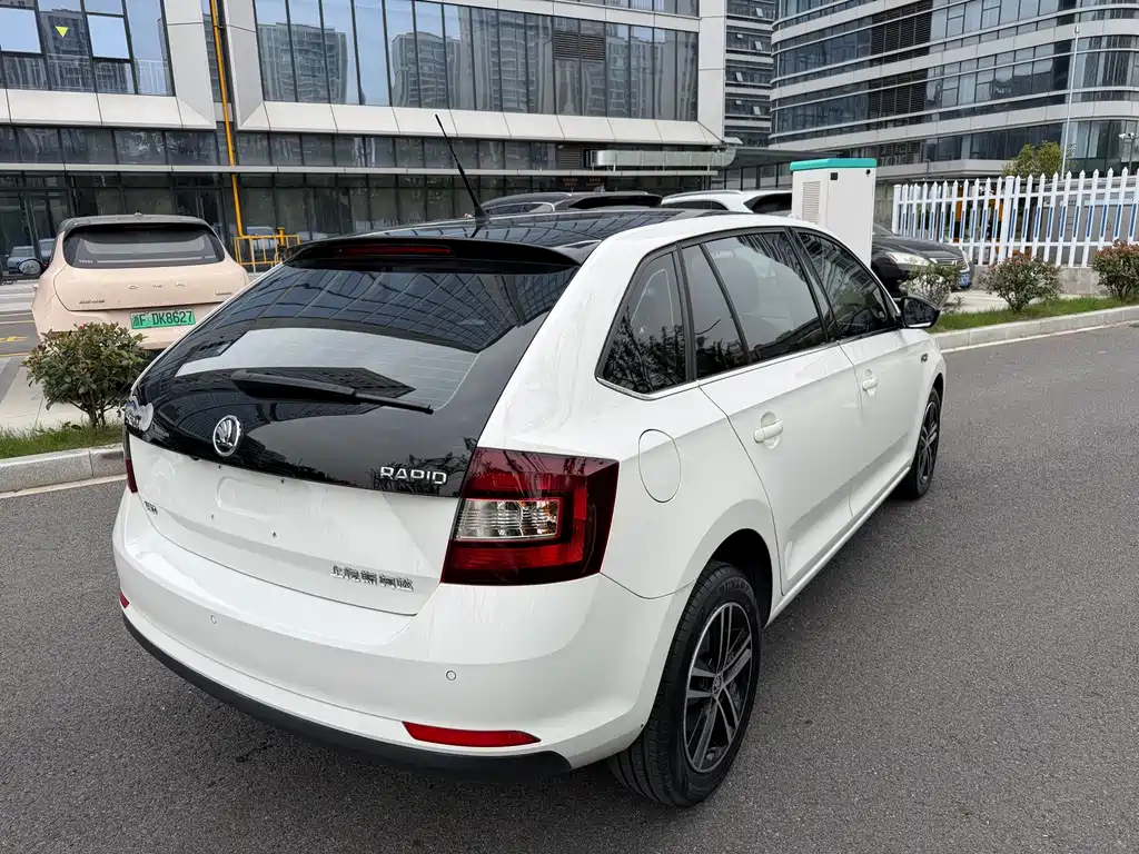 Skoda Rapid Spaceback — миниатюра 4