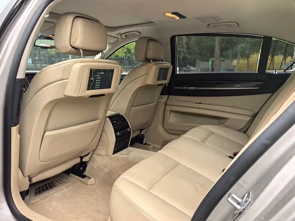BMW 7 Series — миниатюра 5