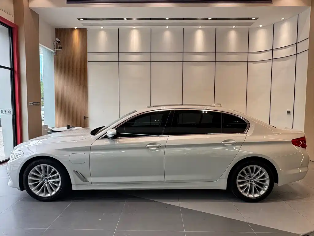 BMW 5 Series New Energy — миниатюра 4