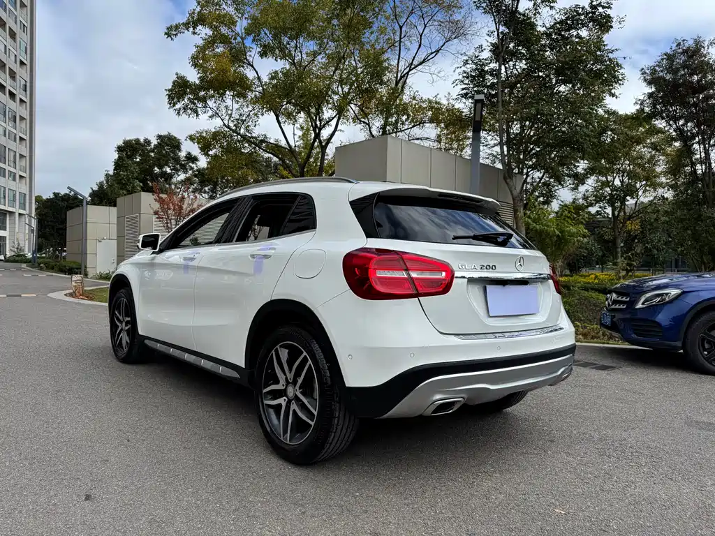 MERCEDES-BENZ GLA