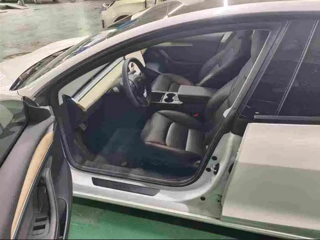 Tesla Model 3 — миниатюра 3